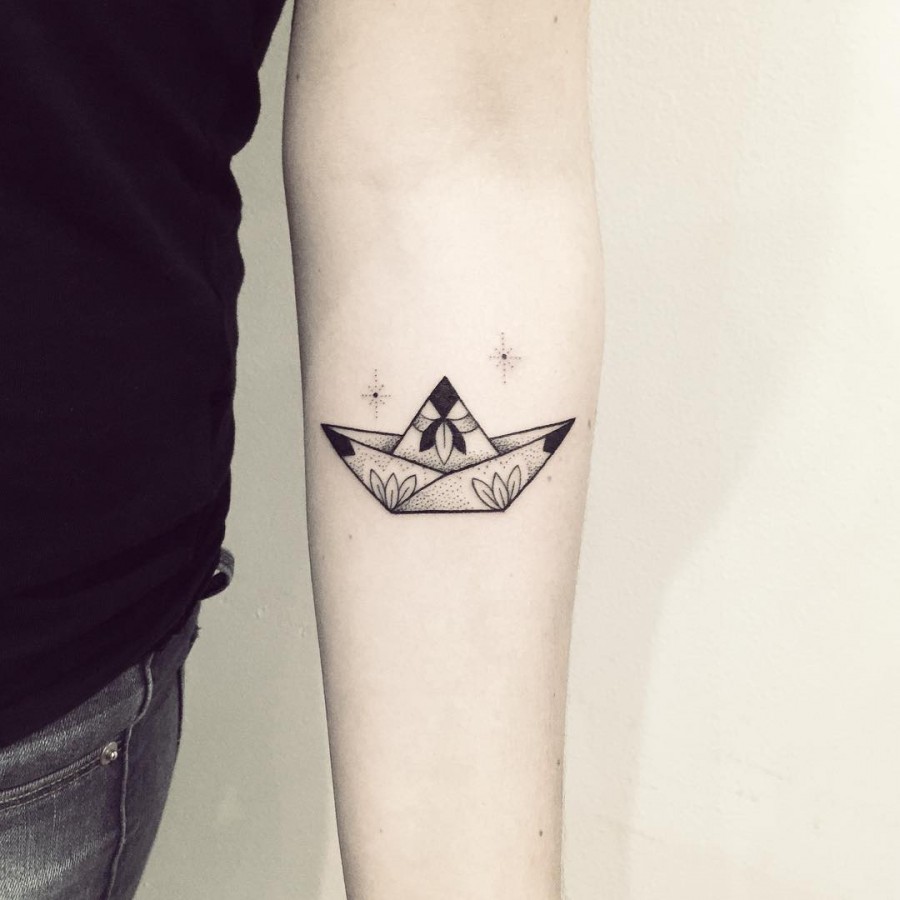 violette-bleunoir-small-paperboat-blackwork-tattoo