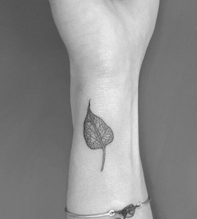 autumn-leaf-on-wrist-tattoo