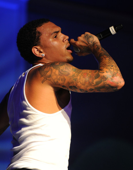 On-Stage Chris Brown Photo Showing Sleeve / Shoulder Tattoos – Celebrity Tattoos