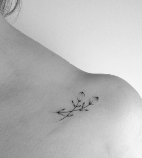 crossed-flowers-shoulder-tattoo
