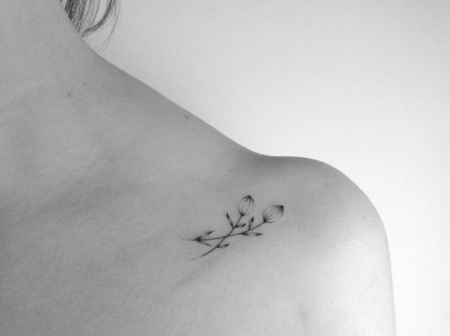 crossed-flowers-shoulder-tattoo