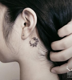 cute-behind-the-ear-flower-arrangement-tattoo