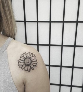 daisy-shoulder-tattoo