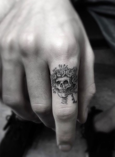 _dr_woo-finger-skull-tattoo
