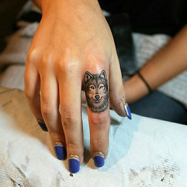 finger-wolf-tattoo