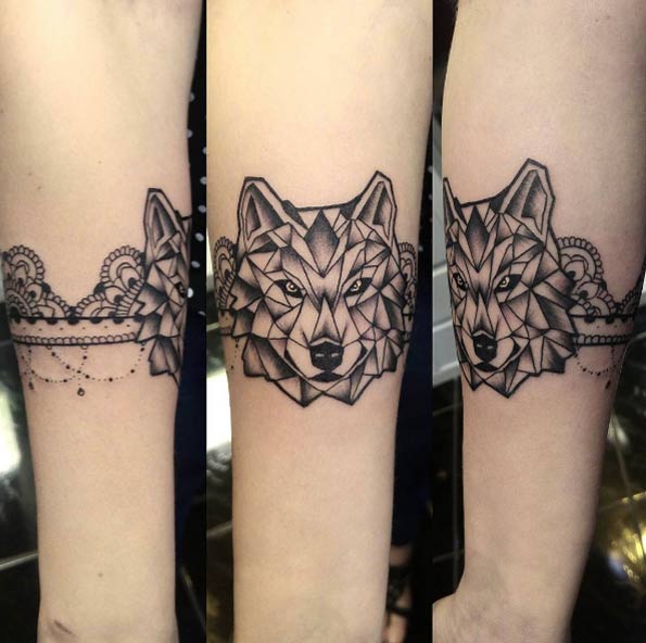 geometric-armband-wolf-tattoo