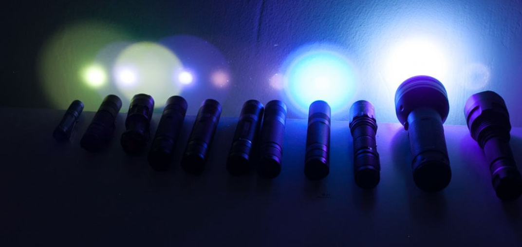 How does the Arkfeld UV flat flashlight actually function?