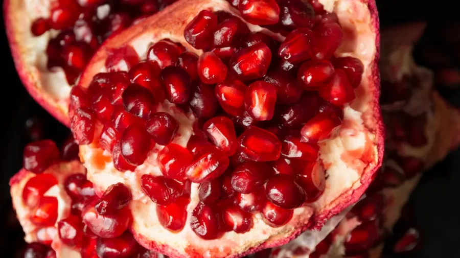 What is a pomegranate? | Top Benefits & Uses of pomegranate.