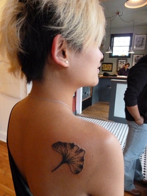 Most Popular Leaf Tattoo Designs – Shoulder Tattoos for Women