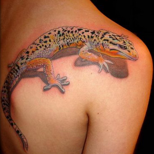 Realistic Lizard Tattoo On Shoulder -Tattoo For Men