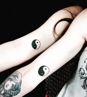 sisters-matching-yin-yang-tattoos
