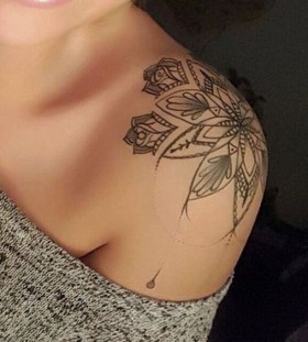 skecth-style-flower-shoulder-tattoo
