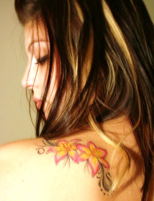 Beautiful Swirly Flower Shoulder Tattoo Ideas For Women