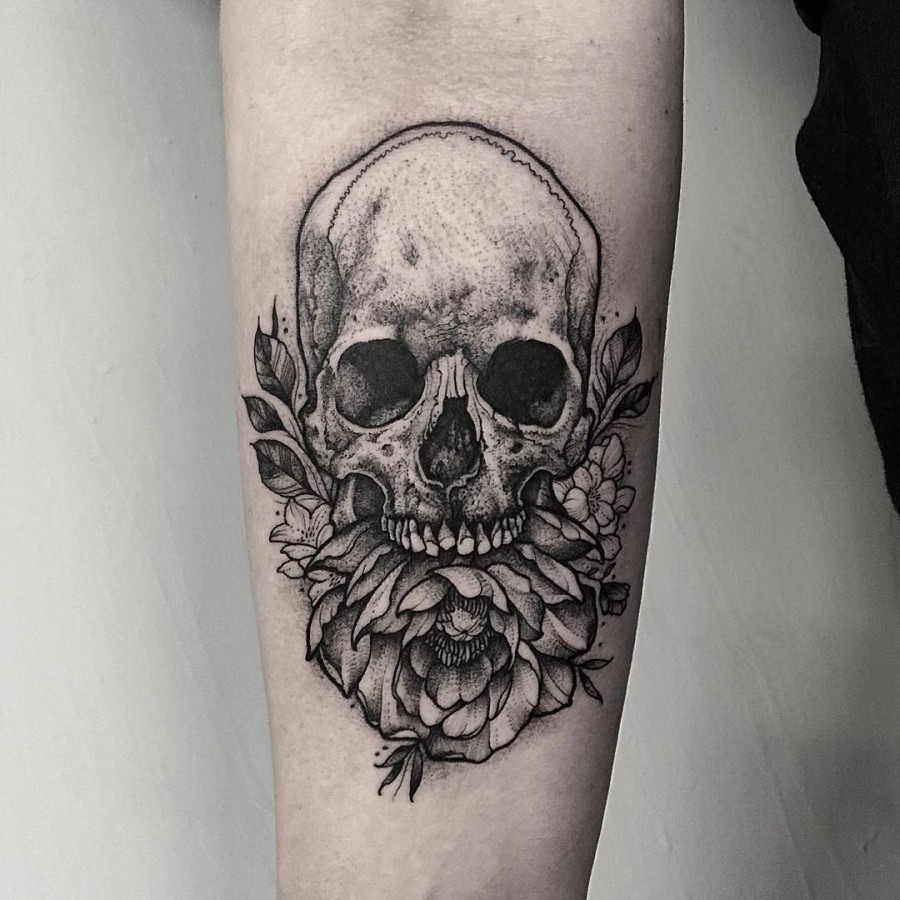 thomasbatestattoo-peony-skull-tattoo