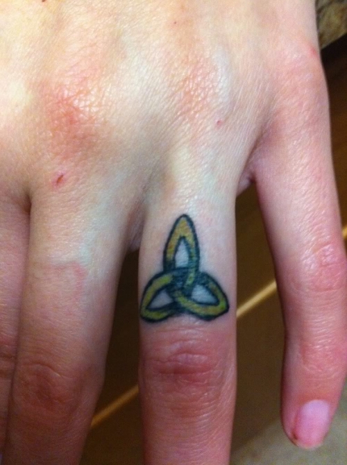Cool Ring Finger Celtic Trinity Knot Tattoo Design